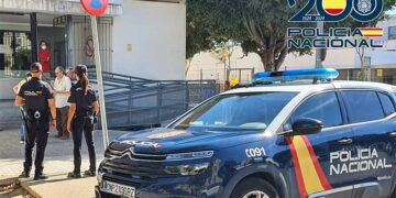 Patrulla policial en un centro de salud jerezano / FOTO: Policía Nacional