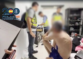El detenido presente en el registro de su dormitorio / FOTO: Policía Nacional
