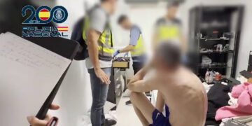El detenido presente en el registro de su dormitorio / FOTO: Policía Nacional