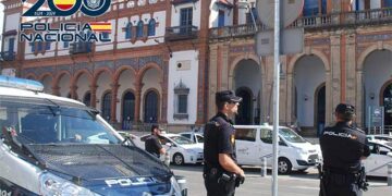Presencia policial a las puertas de la estación / FOTO: Policía Nacional