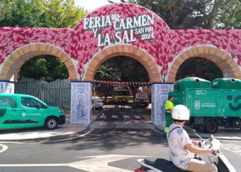 Últimos retoques a la portada del recinto circunstancial / FOTO: DBC