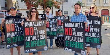 Posado de rigor con los carteles de la campaña / FOTO: Adelante Andalucía