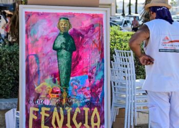 Un vecino observa el cartel tras su presentación a los medios / FOTO: Eulogio García