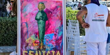 Un vecino observa el cartel tras su presentación a los medios / FOTO: Eulogio García