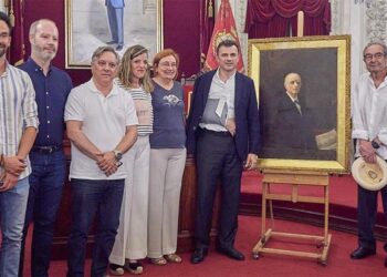 Posado con el cuadro restaurado / FOTO: Ayto.