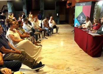 Desvelando la programación con algunos de los artistas del cartel presentes / FOTO: Ayto.