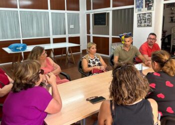 La directiva de la entidad vecinal reunida con miembros socialistas / FOTO: PSOE