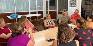 La directiva de la entidad vecinal reunida con miembros socialistas / FOTO: PSOE