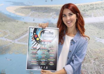 La concejala Ramírez con el cartel de la Noche Blanca / FOTO: Ayto.