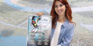 La concejala Ramírez con el cartel de la Noche Blanca / FOTO: Ayto.