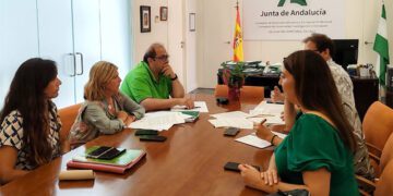 Reunidos en el despacho de la delegada territorial / FOTO: Junta
