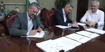Escenificando la firma del nuevo contrato / FOTO: Ayto.