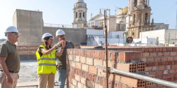 La edil de vivienda supervisa la actuación / FOTO: Ayto.