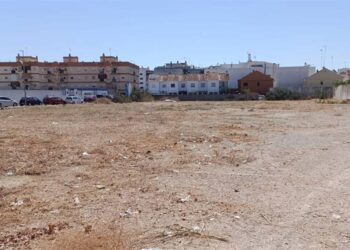 La parcela adecentada para su uso como aparcamiento circunstancial / FOTO: Ayto.