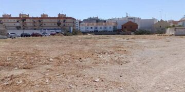 La parcela adecentada para su uso como aparcamiento circunstancial / FOTO: Ayto.