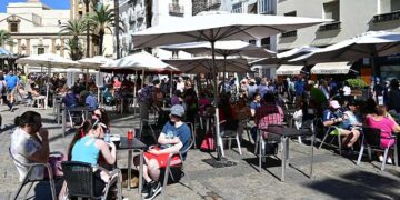 Terrazas a pleno rendimiento en el centro de Cádiz / FOTO: Eulogio García