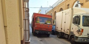 Las estrechas vías del centro hacen complicada la convivencia del tráfico y el peatón / FOTO: Ayto.