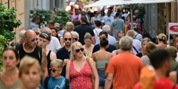 Turistas, cruceristas y algún vecino, en una calle del centro de Cádiz / FOTO: Eulogio García