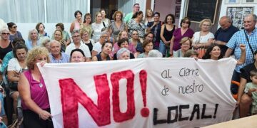 Vecinos de Fermesa en una reunión con la Flave / FOTO: Flave
