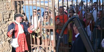 Ansias por entrar en el castillo / FOTO: Eulogio García