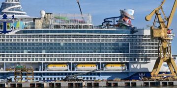 Otro barco de Royal Caribbean en el dique gaditano en 2023 / FOTO: Eulogio García
