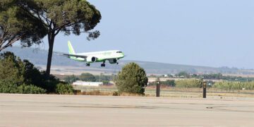 Avión aterrizando en el aeropuerto gaditano / FOTO: Diputación