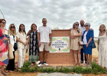 Descubriendo el controvertido monolito / FOTO: Ayto.