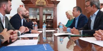 Escenificando el encuentro entre Ayuntamiento y Junta / FOTO: Junta