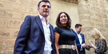 Alcalde y consejera posan junto a la finca a reformar / FOTO: Eulogio García