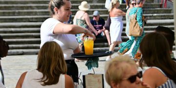 Camarera en Cádiz lidiando con el verano / FOTO: Eulogio García