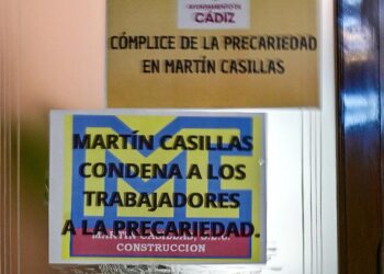 Carteles alusivos al último conflicto colgados en el Ayuntamiento / FOTO: Eulogio García