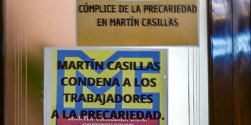 Carteles alusivos al último conflicto colgados en el Ayuntamiento / FOTO: Eulogio García