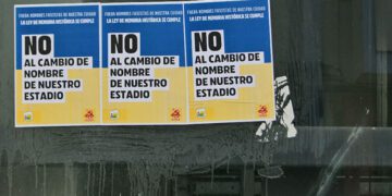 Carteles firmados por IU aparecidos en el entorno del estadio / FOTO: Eulogio García