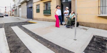La alcaldesa supervisa la actuación junto a Carmen y Antonio / FOTO: Ayto.