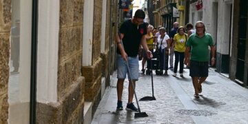 Comerciante adecenta la entrada a su establecimiento / FOTO: Eulogio García