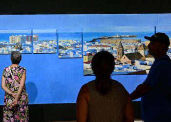 Primeros visitantes a la muestra de Chaves / FOTO: Eulogio García