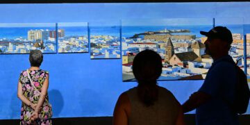 Primeros visitantes a la muestra de Chaves / FOTO: Eulogio García