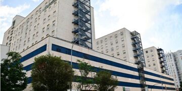 Estampa del hospital gaditano desde la avenida / FOTO: Eulogio García