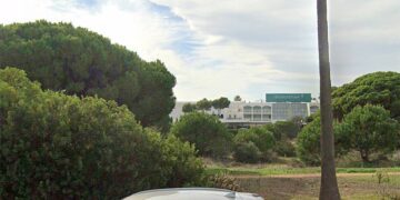 Uno de los hoteles del Novo, entre pinares y la playa
