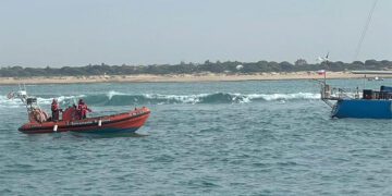 Lancha de Cruz Roja actuando meses atrás junto a Salvamento Marítimo / FOTO: Salvamento Marítimo