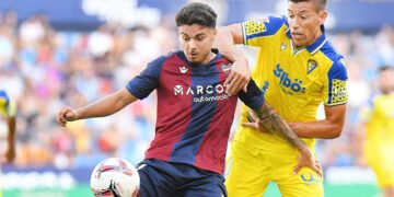 Alcaraz peleando una acción / FOTO: Cádiz CF