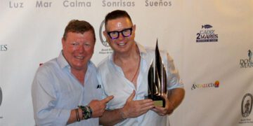 Jorge y César orgullosos con su 'trofeo' / FOTO: cedida
