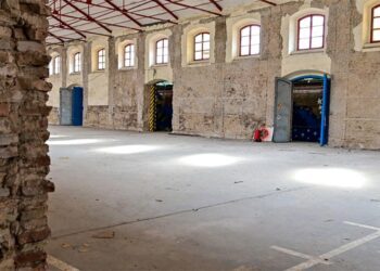 Una de las naves que espera sus nuevos usos / FOTO: Eulogio García