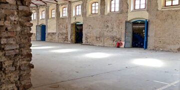 Una de las naves que espera sus nuevos usos / FOTO: Eulogio García