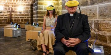 El Obispo disfrutando de la experiencia virtual / FOTO: Eulogio García