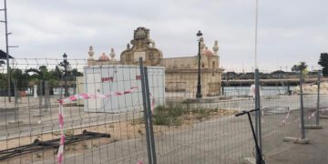 Tras el vallado de obra no hay movimiento alguno / FOTO: Unión Portuense