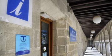 A las puertas de la oficina municipal de turismo / FOTO: Ayto.
