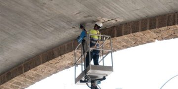 Operario comprobando el estado del hormigón de los arcos / FOTO: Eulogio García