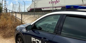 Los agentes accedían a la vía por un hueco en el vallado / FOTO: Policía Nacional