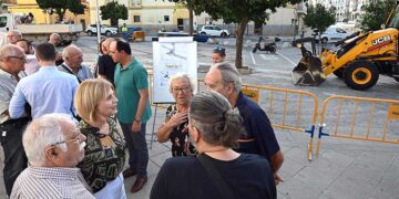 La alcaldesa charla con vecinos afectados / FOTO: Ayto.